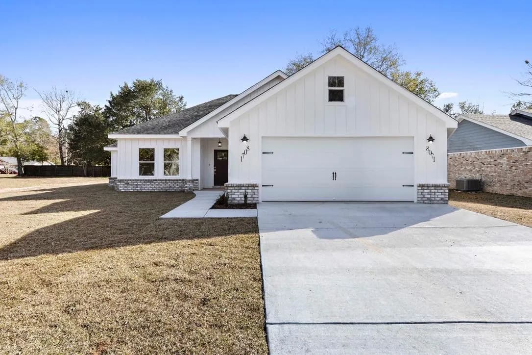 Board and batten new home garage in Ocean Springs, MS